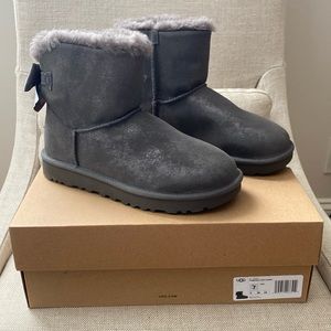 Ugg UGG NIB Mini Bailey Bow Charcoal Glimmer size 7